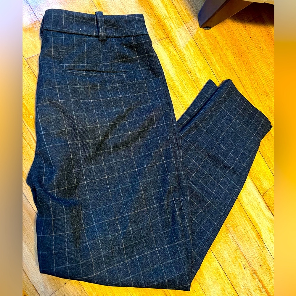 Adorable grey work pants from Zara with detailed lines. Worn once, like new.